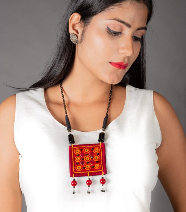 Maroon Coloured Necklace with Kach Vell Design