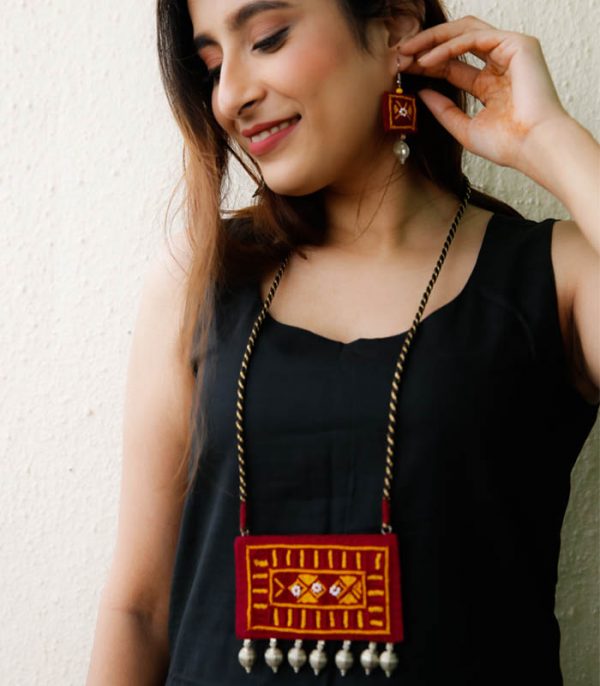Handcrafted Maroon Necklace With Gader Design